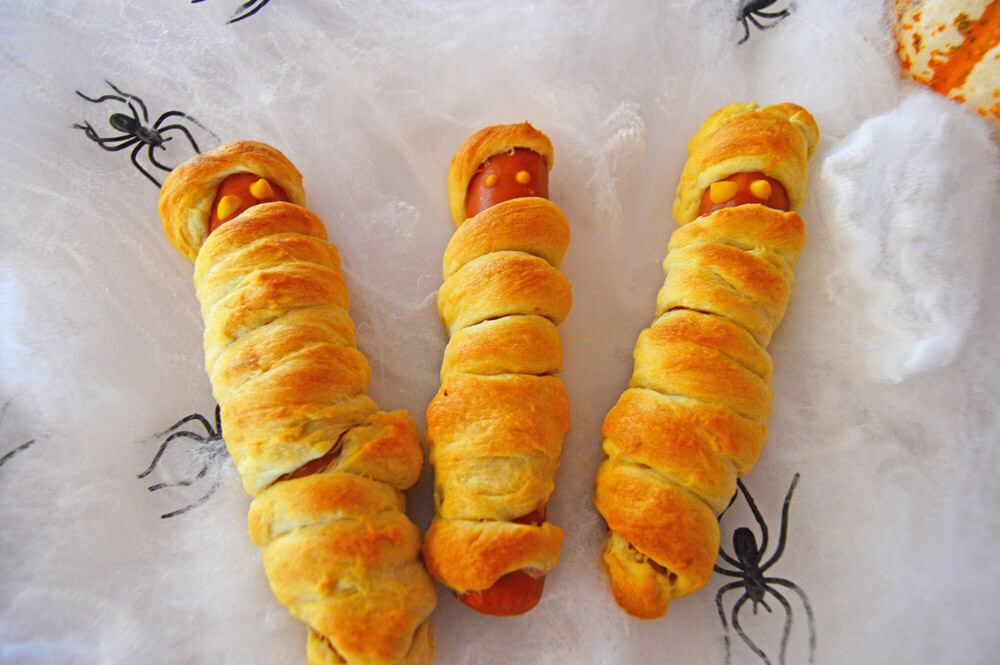 halloween mummy hot dogs