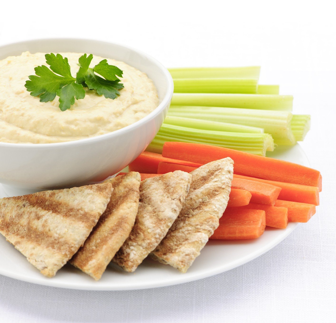 Hummus con pan de pita y verduras